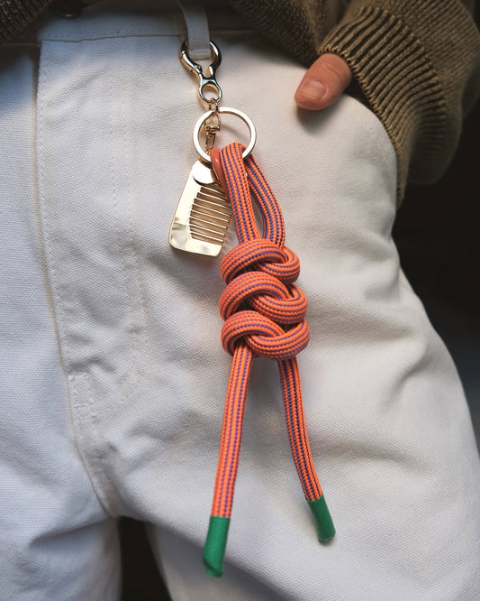Keychain with carabiner and a decorative comb peach/green